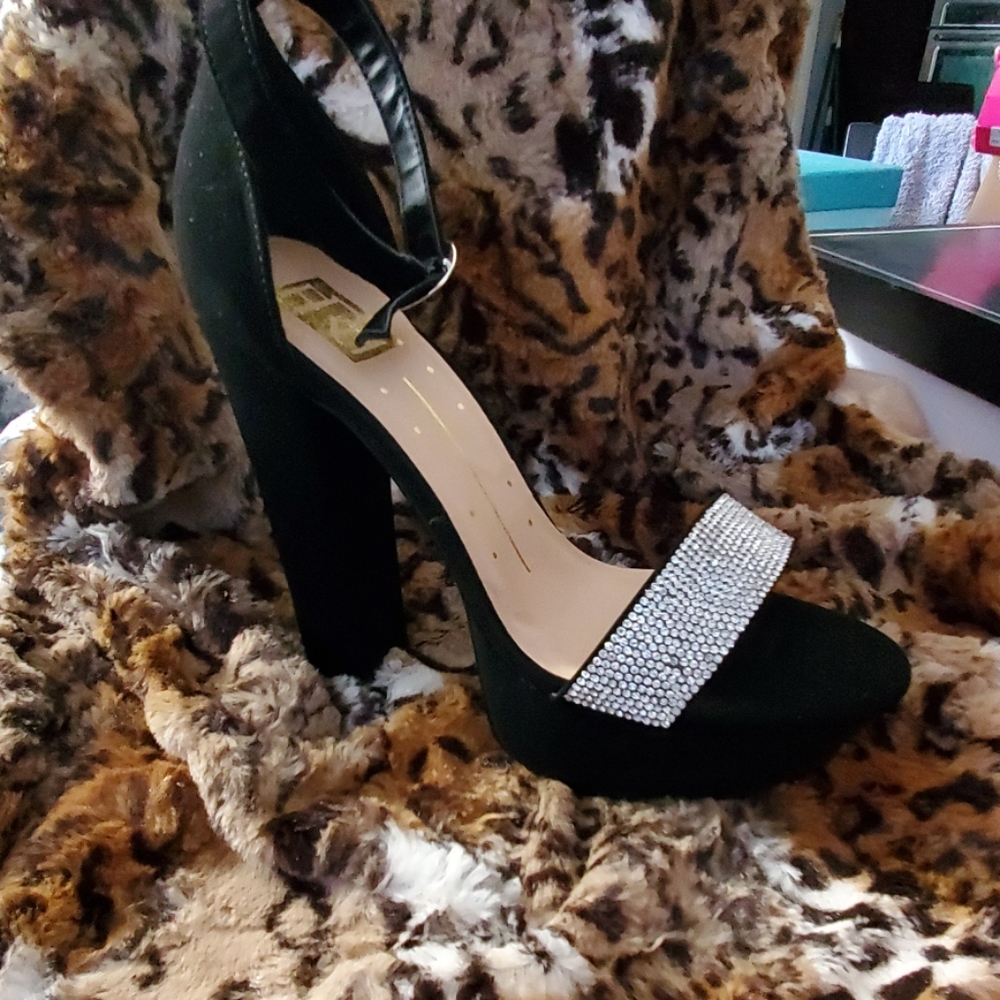Heels - Picture 2 of 2